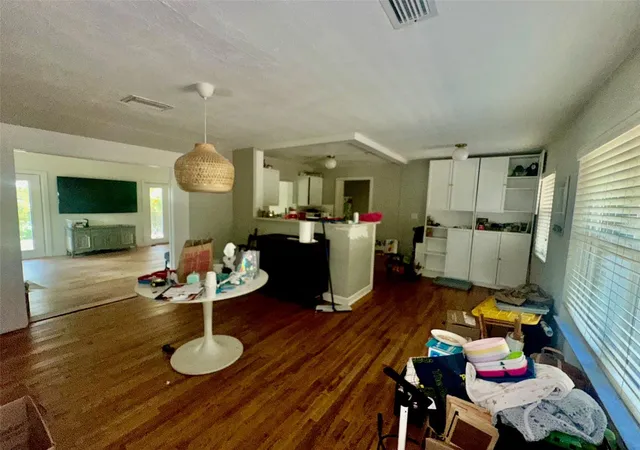 Photo 4 of Sale Pending at 900 46th Avenue N, Saint Petersburg, FL 33703 | MLS# TB8479899 | Listing updated on 2026-10-19