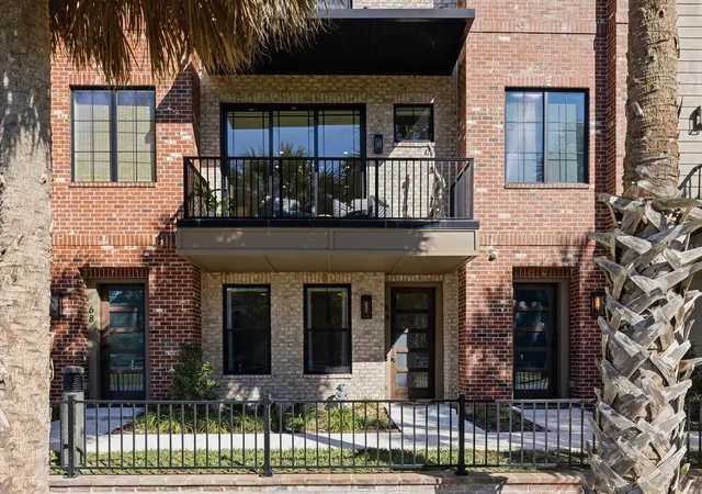 Photo 3 of Townhouse for sale at 64 N Park Ave, Winter Garden, FL 34787 | MLS# O6385285 | Listing updated on 2026-07-31