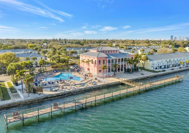 Photo 4 of Sale Pending at 5102 Coquina Key Dr SE #D, Saint Petersburg, FL 33705 | MLS# TB8479949 | Listing updated on 2026-10-19
