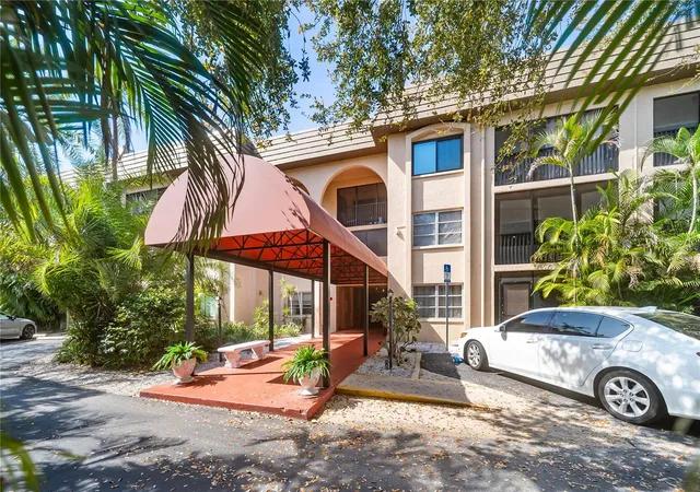 Listing Photo 1 - Condo for sale in building located at 3700 S Osprey Ave, Sarasota, FL 34239 - Unit #118