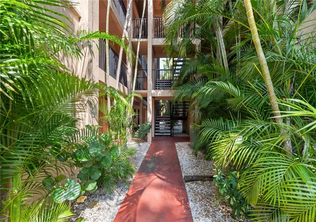 Listing Photo 2 - Condo for sale in building located at 3700 S Osprey Ave, Sarasota, FL 34239 - Unit #118