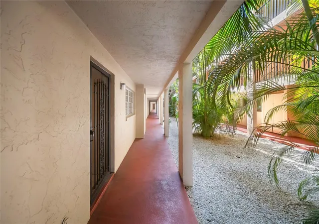 Listing Photo 4 - Condo for sale in building located at 3700 S Osprey Ave, Sarasota, FL 34239 - Unit #118