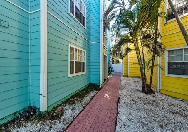 2nd image of 3002 W Cleveland St #D11, Tampa, FL 33609 | MLS# TB8480129