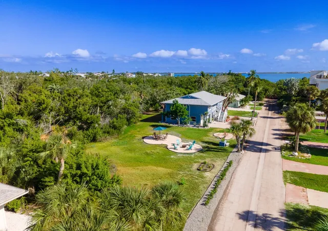 3rd image of 681 Gulf Bay Rd, Longboat Key, FL 34228 | MLS# A4683898