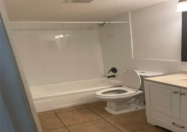 Listing Photo 5 - Condo for sale in building located at 14413 Americana Cir, TAMPA, FL 33613 - Unit #105
