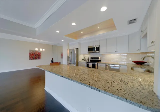 2nd image of 8 Belleview Blvd #308, Belleair, FL 33756 | MLS# TB8480702