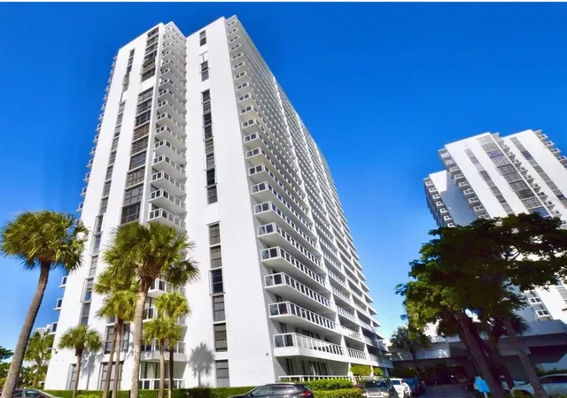 2nd image of 20505 E Country Club Dr #534, Miami, FL 33180 | MLS# O6385968