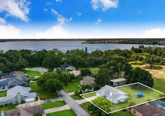 Photo 3 of Single family home for sale at 910 Liberty Ln, Auburndale, FL 33823 | MLS# O6386374 | Listing updated on 2026-07-26