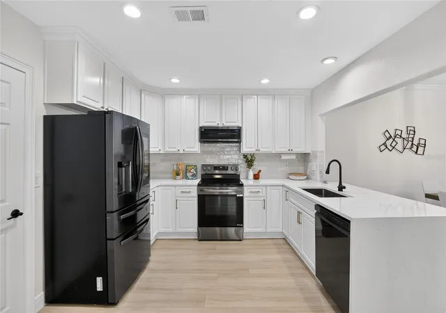 Photo 3 of Townhouse for sale at 918 Woodbridge Ct, Safety Harbor, FL 34695 | MLS# TB8481400 | Listing updated on 2026-09-16