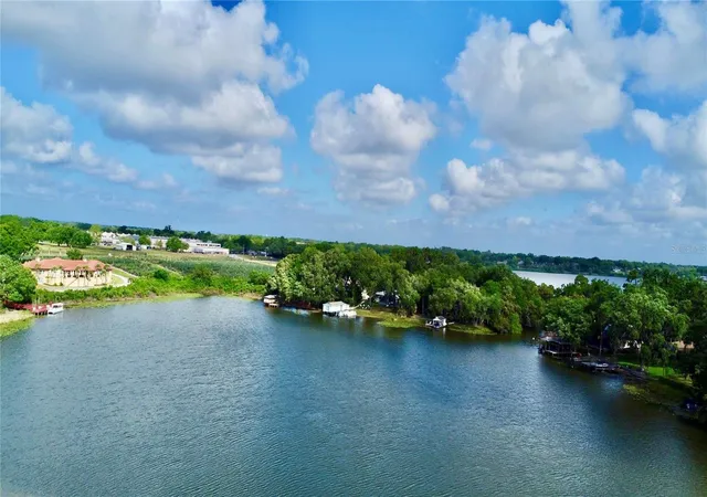 3rd image of 404 E Orlando Ave, Ocoee, FL 34761
