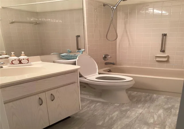 4th image of 2512 Lancaster Dr, SUN CITY CENTER, FL 33573