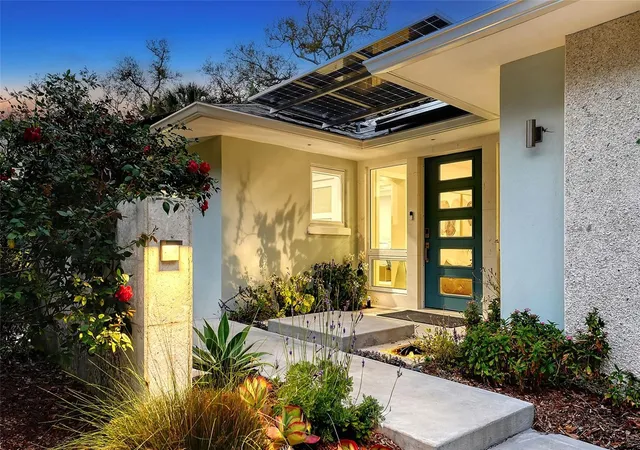 Photo 1 of Single family home for sale at 1731 Cunliff Ln, Sarasota, FL 34239 | MLS# A4684577 | Listing updated on 2026-08-25