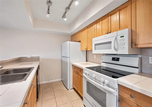 Listing Photo 5 - Condo for sale in building located at 5789 Peregrine Ave, Orlando, FL 32819 - Unit #30-C10-2