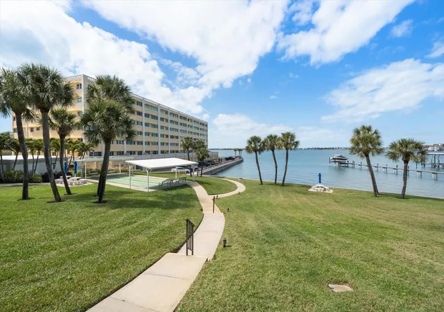 2nd image of 100 Blf Vw Dr, BELLEAIR BLUFFS, FL 33770