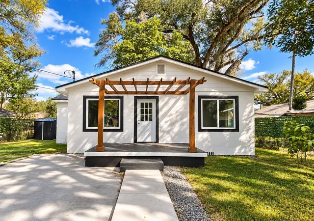 Single family home for sale at 2102 E Caracas St, TAMPA, FL 33610 | MLS# TB8483136