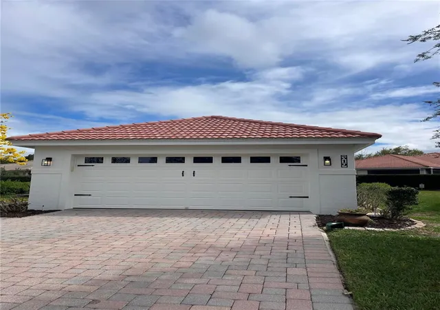 Photo 2 of Single family home for sale at 319 Niblick Cir, Winter Haven, FL 33881 | MLS# O6388012 | Listing updated on 2026-03-06