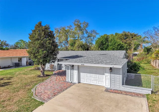 3rd image of 6742 Bowline Dr, Sarasota, FL 34231 | MLS# A4685028