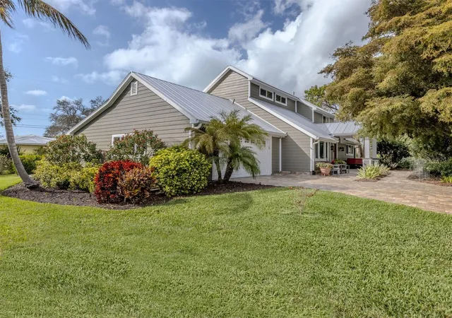 Photo 3 of Single family home for sale at 614 Ravenna St, Venice, FL 34285 | MLS# N6143270 | Listing updated on 2026-04-20