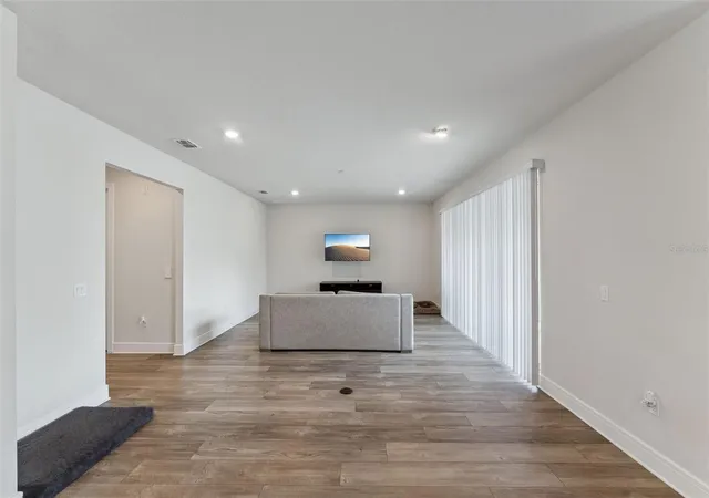 Photo 3 of Single family home for sale at 4008 Meandering Bay Dr, Apopka, FL 32712 | MLS# O6388292 | Listing updated on 2026-10-01