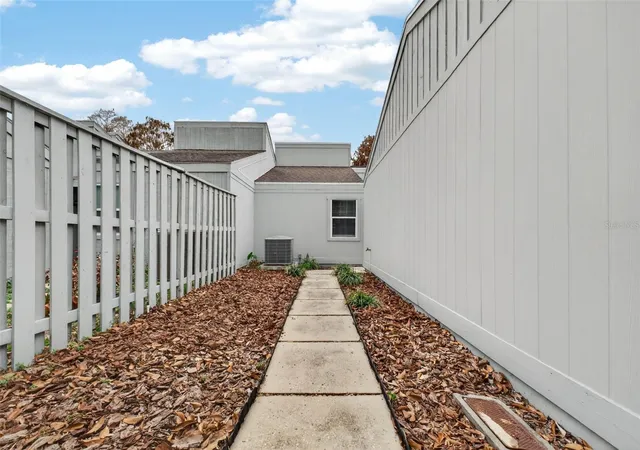 2nd image of 1502 Buckeye Rd NE, WINTER HAVEN, FL 33881