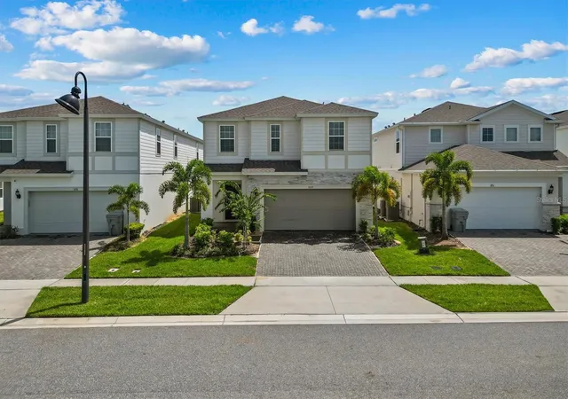 Photo 3 of Single family home for sale at 1697 Kona Ln, Davenport, FL 33897 | MLS# O6388686 | Listing updated on 2026-08-11