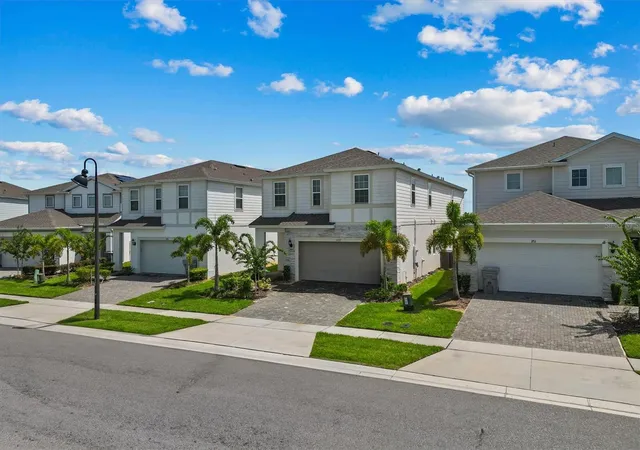 Photo 4 of Single family home for sale at 1697 Kona Ln, Davenport, FL 33897 | MLS# O6388686 | Listing updated on 2026-08-11