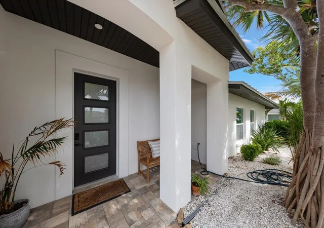 Photo 3 of Single family home for sale at 430 Palm Is Se, Clearwater Beach, FL 33767 | MLS# TB8484148 | Listing updated on 2026-10-07