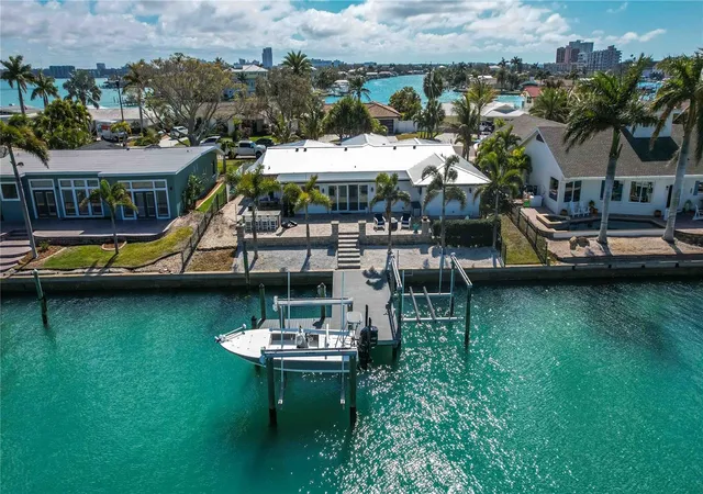 3rd image of 430 Palm Is Se, Clearwater Beach, FL 33767 | MLS# TB8484148