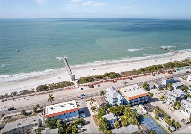 Photo 3 of Single family home for sale at 903 Gulf Dr S, Bradenton Beach, FL 34217 | MLS# A4685357 | Listing updated on 2026-05-11