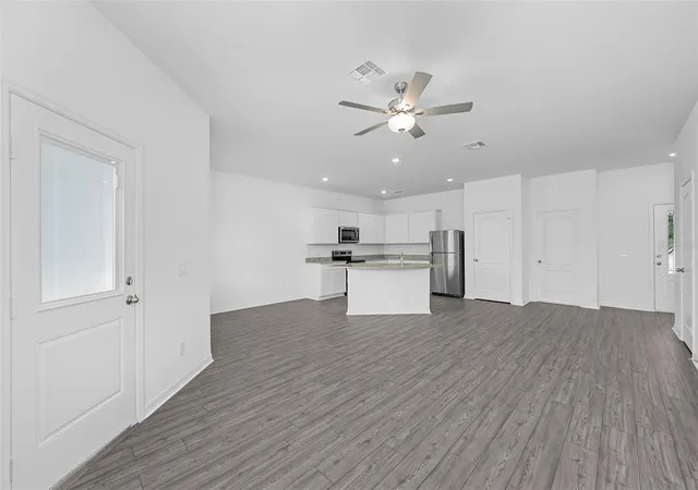 Photo 4 of Townhouse for sale at 556 Bay Leaf Dr, Kissimmee, FL 34759 | MLS# TB8484297 | Listing updated on 2026-10-07