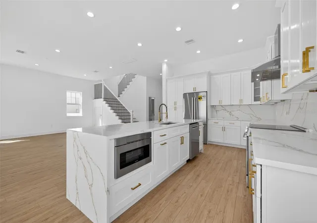 Photo 4 of Single family home for sale at 842 30th Avenue, St Petersburg, FL 33704 | MLS# TB8484317 | Listing updated on 2026-10-22