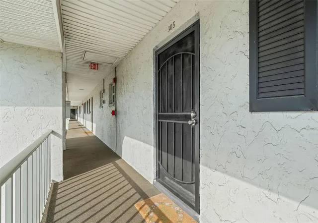 3rd image of 4705 5Th St W #305, Bradenton, FL 34207 | MLS# A4685396