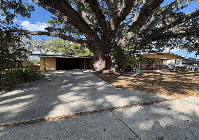 Photo 1 of Sale Pending at 422 W Broadway St, Fort Meade, FL 33841 | MLS# L4960078 | Listing updated on 2026-10-06