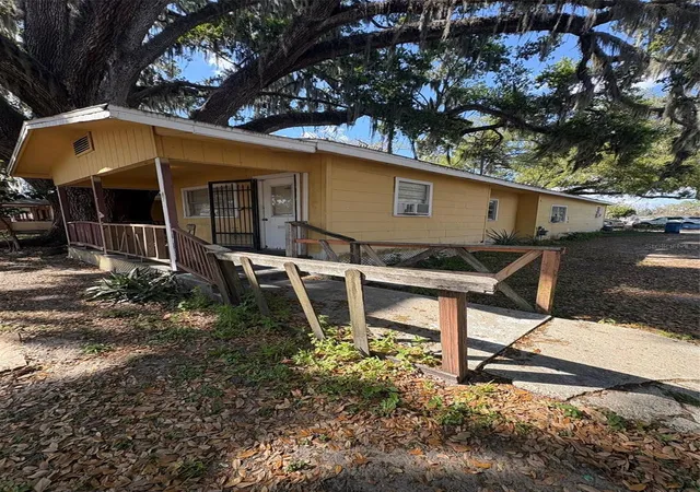 Photo 2 of Sale Pending at 422 W Broadway St, Fort Meade, FL 33841 | MLS# L4960078 | Listing updated on 2026-10-06