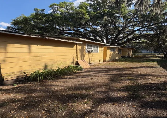 Photo 3 of Sale Pending at 422 W Broadway St, Fort Meade, FL 33841 | MLS# L4960078 | Listing updated on 2026-10-06