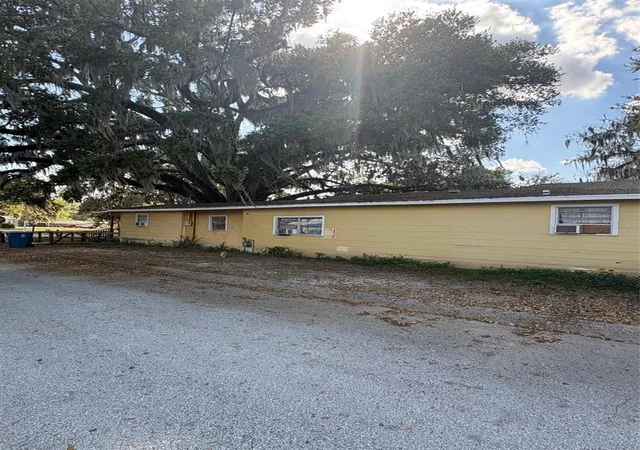 Photo 4 of Sale Pending at 422 W Broadway St, Fort Meade, FL 33841 | MLS# L4960078 | Listing updated on 2026-10-06