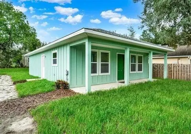 Photo 2 of Single family home for sale at 40091 Oakridge Dr, Lady Lake, FL 32159 | MLS# O6389036 | Listing updated on 2026-07-31