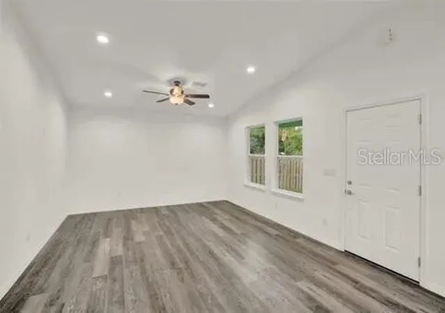Photo 4 of Single family home for sale at 40091 Oakridge Dr, Lady Lake, FL 32159 | MLS# O6389036 | Listing updated on 2026-07-31