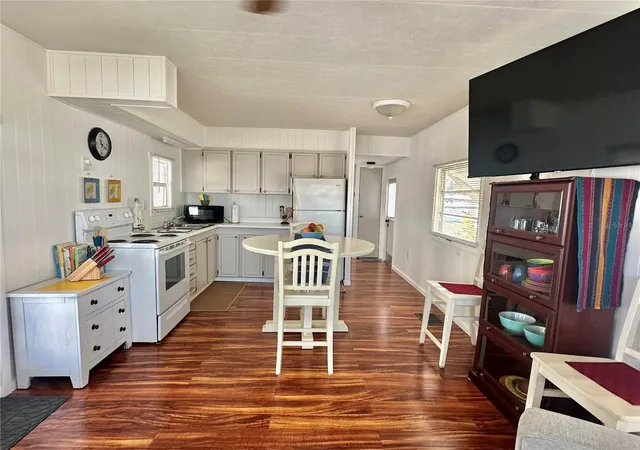 Photo 2 of Manufactured home for sale at 1501 25th Avenue Dr W, Bradenton, FL 34205 | MLS# A4685530 | Listing updated on 2026-07-14