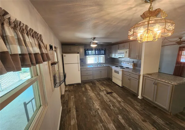 Photo 3 of Manufactured home for sale at 808 53rd Avenue E #191, Bradenton, FL 34203 | MLS# A4685532 | Listing updated on 2026-10-07