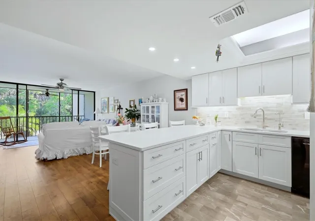 Listing Photo 4 - Condo for sale in building located at 3361 Cross Creek Dr, SARASOTA, FL 34231 - Unit #3361