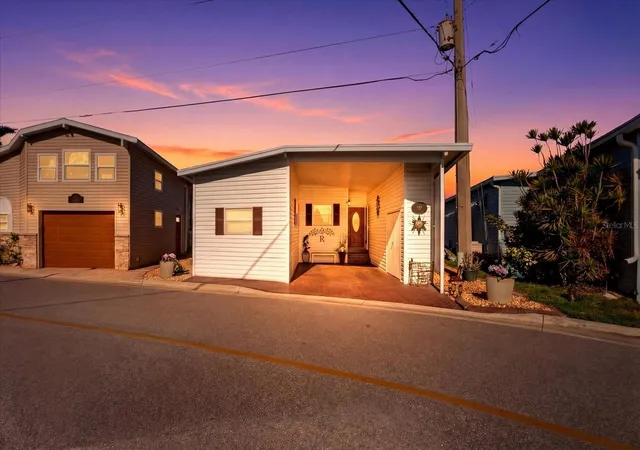 Photo 3 of Manufactured home for sale at 33 N Starboard Dr, Venice, FL 34285 | MLS# A4685555 | Listing updated on 2026-10-11