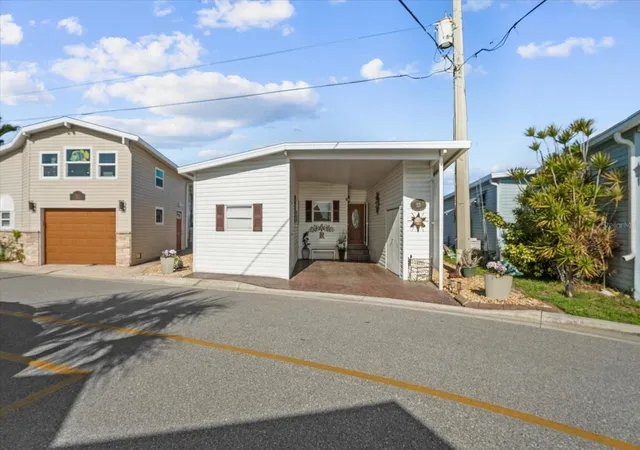 Photo 4 of Manufactured home for sale at 33 N Starboard Dr, Venice, FL 34285 | MLS# A4685555 | Listing updated on 2026-10-11