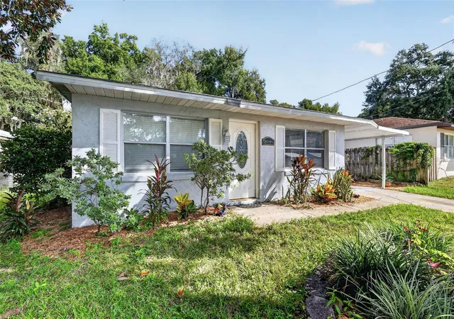Photo 1 of Single family home for sale at 2010 1/2 Vine St, Leesburg, FL 34748 | MLS# G5109373 | Listing updated on 2026-10-05