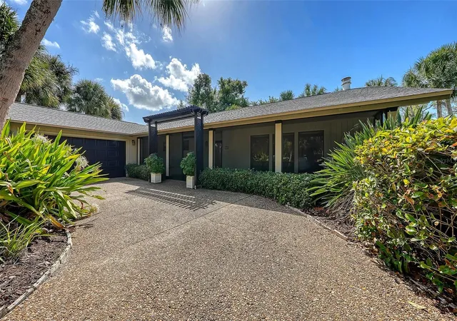 Photo 2 of Single family home for sale at 5345 Siesta Ct, Sarasota, FL 34242 | MLS# A4685607 | Listing updated on 2026-08-28