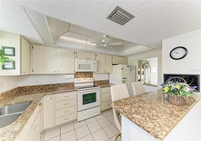 Photo 4 of Condo for sale at 3983 Maceachen Blvd #424, Sarasota, FL 34233 | MLS# A4685632 | Listing updated on 2026-09-16