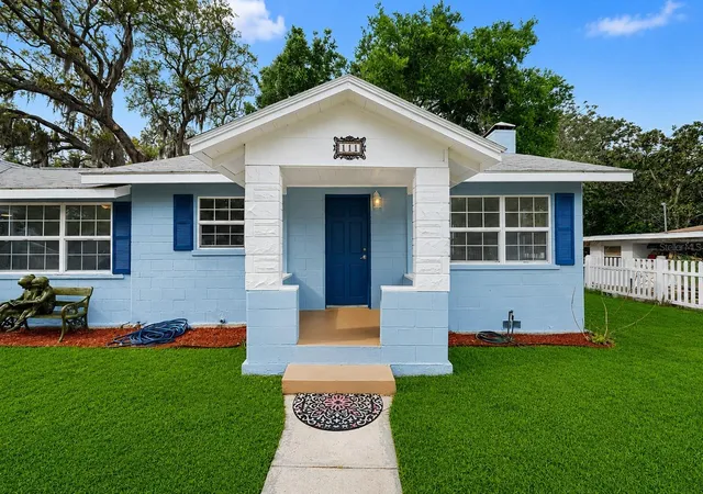 3rd image of 111 E Charlotte Ave, Eustis, FL 32726 | MLS# G5109380