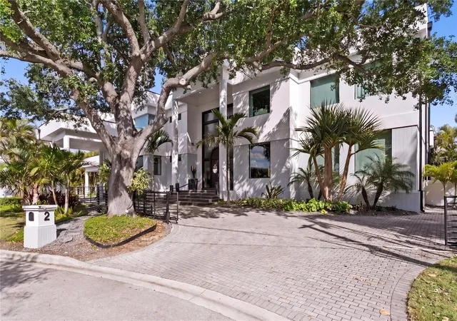 Photo 2 of Mansion for sale at 2 Sandpiper Rd, Tampa, FL 33609 | MLS# TB8485218 | Listing updated on 2026-10-08