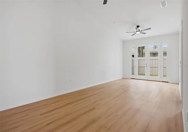 Photo 3 of Townhouse for sale at 1411 Oak Pl #A, Apopka, FL 32712 | MLS# O6389632 | Listing updated on 2026-09-30
