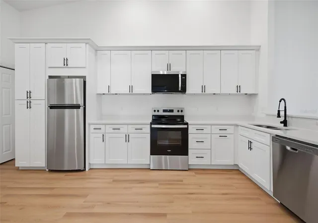Photo 4 of Townhouse for sale at 1411 Oak Pl #A, Apopka, FL 32712 | MLS# O6389632 | Listing updated on 2026-09-30